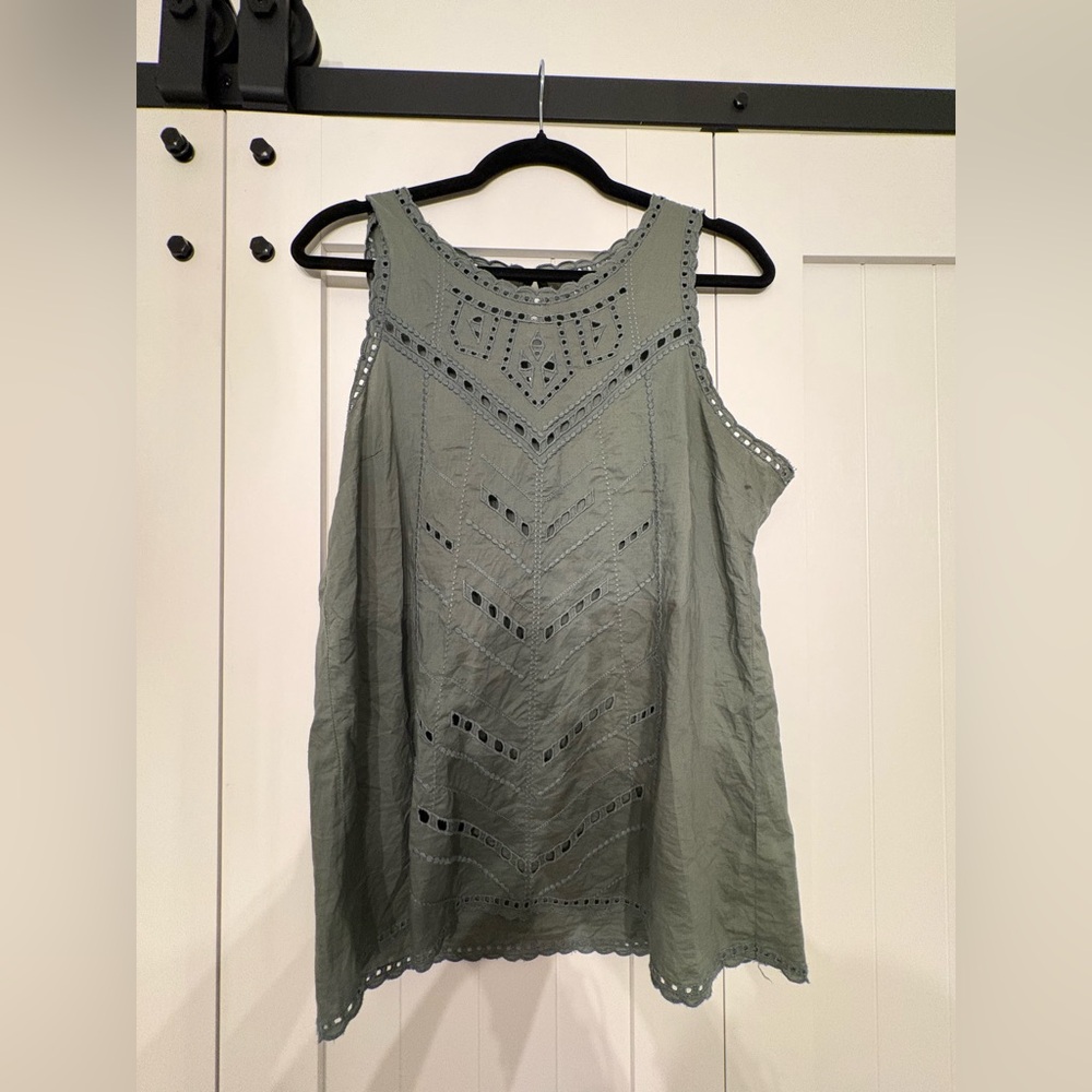 GAP GEO Olive Eyelet Tank Top Great Detail LN Size Medium Retails for $45